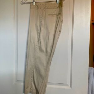 Ladies Cream Color Capris-Banana Republic